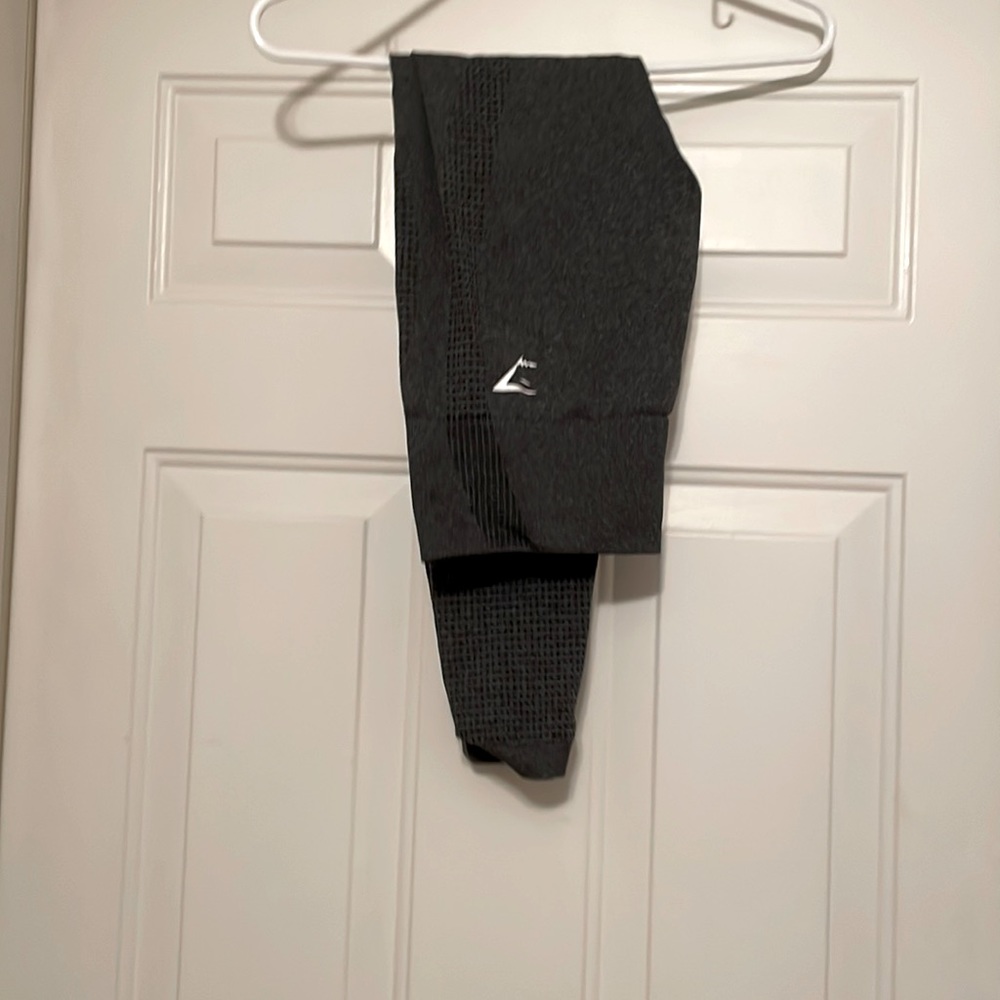 Gym shark leggings